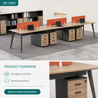 Poste de travail modulaire commercial moderne avec dessus en bois grainé, panneaux d'intimité orange, cadres inclinés et tiroir de rangement mobile pour dossiers