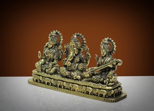 Figurine Religieuse Artisanale en Laiton Trio Laxmi Ganesh Saraswati, Décoration de Table, Sculpture Traditionnelle des Divinités Hindoues - Product Image 2