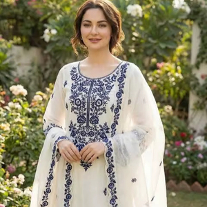 Elegante traje sharara bordado con detalles elaborados, dupatta a juego y joyería tradicional para ocasiones festivas. - Product Image 1