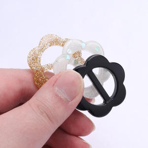 Hebilla Irregular de Resina Hecha a Mano en Tonos Negros y Naturales para Proyectos de Manualidades y Accesorios de Moda - Product Image 1