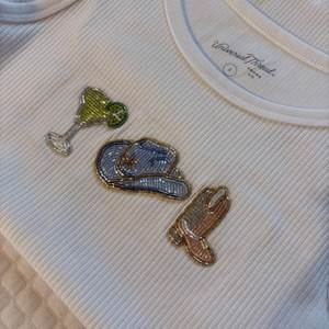 Magnifique vêtement pour femme moderne, brodé à la main avec des perles, conçu par des designers, avec des détails artistiques de qualité supérieure - Product Image 3