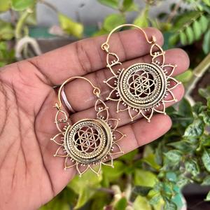 Boucles d'oreilles créoles moyennes tendance en laiton pur plaqué or 18 carats, motif mandala, bijoux géométriques bohèmes faits à la main pour femme, idéales pour un anniversaire - Product Image 3
