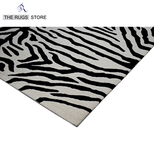 Tapis moderne en laine tuftée à la main, imprimé animal, avec envers en latex, à boucles coupées, motif zèbre, tigre, noir et blanc - Product Image 6