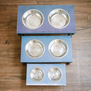 ชามอาหารสุนัขสแตนเลสสองชั้นแบบหรูหราพร้อมขาโลหะเคลือบผง |   เครื่องให้อาหารสัตว์เลี้ยงสำหรับสุนัขและแมวในร่ม |   ผู้ผลิตอุปกรณ์ดั้งเดิม - Product Image 1