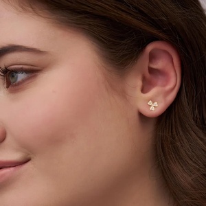 Boucles d'oreilles clous trèfle pavé de diamants 14K, fabricant de bijoux sur mesure, diamants de clarté E/F - VVS/VS, boucles d'oreilles clous triple trèfle - Product Image 3