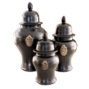 Ensemble de 3 nouveaux pots de gingembre décoratifs noirs de luxe en porcelaine céramique avec vase à fleurs en métal doré pour la décoration de Noël à la maison - Product Image 1