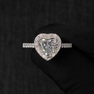 Anillo de compromiso de moissanita con corte de corazón, plata de ley 925, con halo de circonitas. - Product Image 1