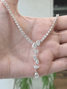 Collier de luxe pour femme avec pendentif goutte cascade en diamant de laboratoire 9,60 carats taille poire, certifié IGI, en or 14 carats, avec chaîne tennis - Product Image 3