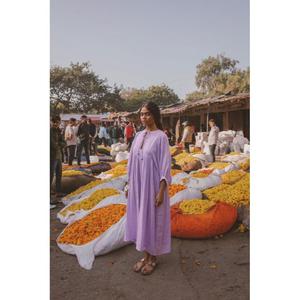 Robe d'été artisanale simple lilas style bohème, longueur midi, col en V, manches longues bouffantes, boutonnée, taille naturelle, coupe ample trapèze, écologique, vente en gros - Product Image 4
