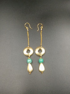 Pendientes de bola chapados en oro de Amaira Jewels, estilo vintage con perlas de imitación, joyería hecha a mano para fiestas de mujer - Product Image 1