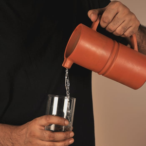 Jarra de barro terracota hecha a mano, minimalista y elegante, para su hogar, comedor y mesa - 1 litro con tapa de madera - Product Image 4