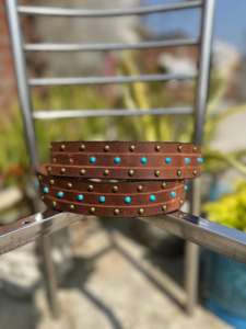 Ceinture en cuir de vachette cloutée artisanale style western vintage avec motif poilu, boucle ardillon en acier robuste, largeur 1-1,5 pouces - Product Image 2