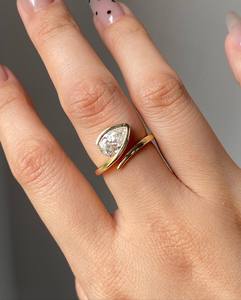 Bague ouverte à deux branches avec diamant de laboratoire en forme de poire de 2 carats, sertissage clos, certifiée IGI - Product Image 1