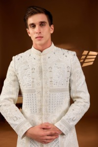 Traje Sherwani Imperial Ivory con Base Divine Touch y Relieve 3D de Pavo Real Jharokha y Desfile de Elefantes - Product Image 4