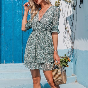 เดรสสั้นคอวีพิมพ์ลาย, เดรสลูกไม้ด้านหน้าแต่งระบายสองชั้น - Product Image 1