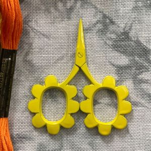 Tijeras de bordado LUMINEX IMPEX Sunflower con mango de plástico amarillo, cuchillas afiladas de acero inoxidable, para diestros, para entresacar 30 hilos - Product Image 3
