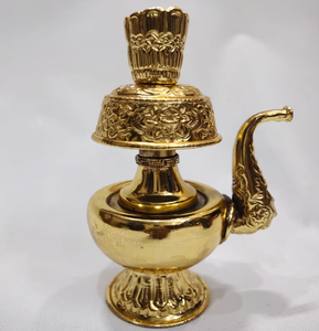 Carafe classique en laiton plaqué argent, motifs traditionnels complexes, accents gravés noirs/rouges, design royal, finition miroir, réutilisable. - Product Image 5