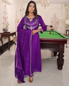 Ensemble Kurti pour femme très demandé, couleur violette, manches 3/4, en soie douce, entièrement cousu, pour occasions régulières et festives - Product Image 2