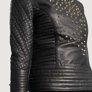 Chaqueta de Cuero para Mujer, Marca Furat, Negra, con Tachuelas, de Piel de Oveja, Acolchada, Ecológica, de Secado Rápido, con Bordado 3D, Transpirable, con Cierre - Product Image 3