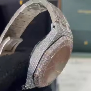 Reloj de Cuarzo con Diamantes Moissanite de Lujo Arctic Crown para Hombre con Bisel Totalmente Cubierto de Diamantes y Acabado de Acero Premium - Product Image 2