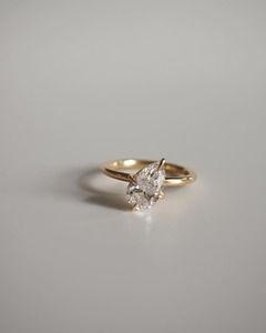 แหวนเพชรเม็ดเดี่ยวทรงลูกแพร์ 2 กะรัต เพชรสร้างในห้องปฏิบัติการ ตัวเรือนทองคำขาว 14K ประดับเพชรแบบเข็มกลัด ดีไซน์หรูหรา เหมาะสำหรับแหวนหมั้นและแหวนแต่งงาน - Product Image 3