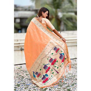 ชุดราตรีผ้าไหมพายทานีสีพีชพาสเทลลายดอกบัวและนกยูง ปักด้วยด้ายซารี - Product Image 4