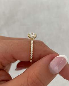 Anillo de compromiso con diamante ovalado cultivado en laboratorio, banda pavé, anillo de boda de oro para mujer, anillo de diamante nupcial minimalista. - Product Image 4