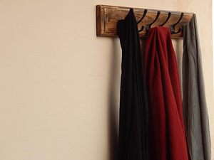 Porte-manteau mural en bois élégant, crochets muraux faits à la main abordables pour l'entrée, la chambre, la salle de bain et le salon - Product Image 5