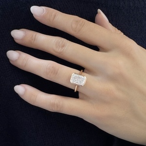 Bague de fiançailles solitaire moderne en or jaune 14 carats avec diamant de laboratoire CVD taille Radiant certifié IGI de 3,65 carats, sertie clos - Product Image 1