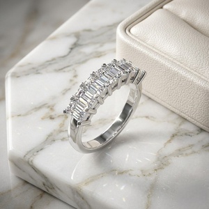 Bague à sept pierres serties de griffes, taille émeraude, 1,40 carat au total - Product Image 3