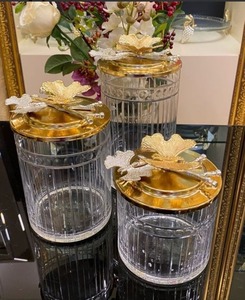 Pot de conservation en verre cristal avec couvercle en métal doré, récipient hermétique pour la cuisine, forme cylindrique, design artisanal - Product Image 3