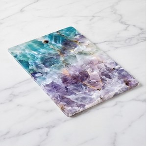 Tabla de cortar de vidrio templado rectangular con patrón de mármol cristalizado en degradado azul y morado con orificio para colgar. - Product Image 3