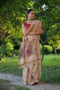 Sari de soirée long en soie Georgette douce de qualité supérieure, avec un magnifique travail de Pallu et un design élégant, et une pièce de chemisier contrastante, vente en gros - Product Image 3