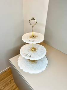 Support à gâteau élégant en marbre blanc et bois, design élégant, parfait pour la maison et les fêtes. - Product Image 5