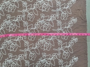 Tissu en coton marron en gros avec broderie florale blanche et travail de cordon 3D pour vêtements de créateurs et décoration intérieure - Product Image 3