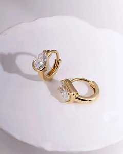 Boucles d'oreilles créoles minimalistes personnalisées avec poire de laboratoire et diamant taille radiant, en or 18 carats, cadeau de mariage ou de promesse pour la mariée - Product Image 4