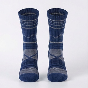 Chaussettes pour hommes à motif géométrique, tricotées, respirantes, en coton, polyester et élasthanne, style classique pour l'automne - Product Image 1