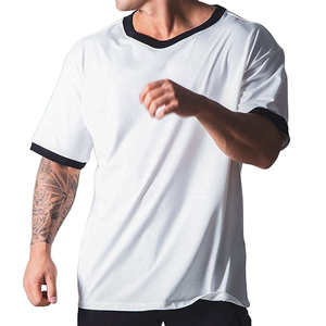 Camiseta holgada de corte oversized hecha con algodón ligero para un look urbano moderno que se siente suave en la piel. - Product Image 4