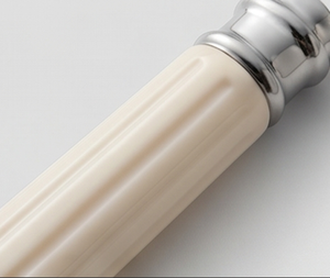 Elegante juego de cubiertos con mangos color crema, acabado de alto brillo, apto para lavavajillas, cubiertos metálicos para decoración de mesas de boda. - Product Image 3