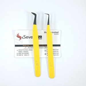 Juego de 2 pinzas de extensión de pestañas amarillas con logotipo de empresa personalizado con punta puntiaguda negra y mango liso - Product Image 2