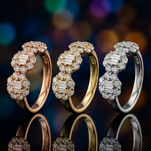 Elegante Anillo de Oro Amarillo de 18K con Tres Piedras en Racimo, Halo de Diamantes Redondos y Baguette, Joyería Fina, Compatible con Diseño CAD Personalizado - Product Image 4