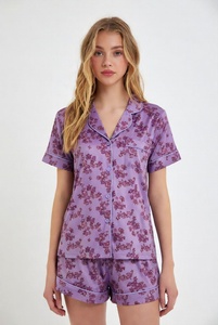 Conjunto de pijama rosa suave para mujer con camiseta de manga corta con botones y pantalones a juego, ideal para un descanso cómodo. - Product Image 5