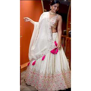 Hermoso Lehenga Choli Talla XL con Bordado Completo y Lentejuelas - Product Image 1