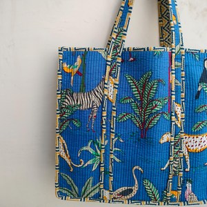 Sac fourre-tout matelassé en coton fait main pour femme, avec fermeture éclair, motif imprimé indigo bleu, thème jungle safari, sac à bandoulière écologique - Product Image 4