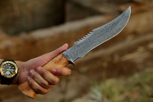 Couteau Bowie artisanal en acier Damas d'A&M ENTERPRISES, manche en bois, qualité industrielle, pour le camping, la survie et la chasse professionnelle. - Product Image 3