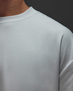 เสื้อยืดเจอร์ซีย์ผู้ชายคุณภาพสูง ทรงปกติ ผ้าโพลีเอสเตอร์ผสมคอตตอน แห้งเร็ว ระบายอากาศดี แขนสั้น คอกลม ทรงพัฟ สีพื้น - Product Image 4
