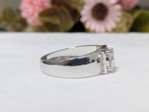 Bague de fiançailles en moissanite sertie de griffes, monture carrée vintage, 1,70 ct, certifiée IGI, en or blanc 14 carats pour femme - Product Image 2