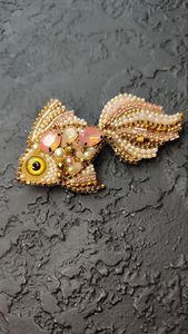 Broche brodée style vintage, faite à la main, accessoire de mode pour femme, broche de luxe en cristal et broderie perlée - Product Image 4