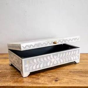 Boîte de rangement en bois artisanale avec incrustation de nacre, motif feuille gris-blanc, poignée à bouton, coffre à bijoux - Product Image 1