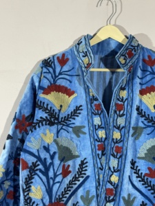 Veste Suzani en velours bleu ciel • Manteau brodé fait main • Vêtement d'extérieur en velours à motifs floraux bohèmes • Tenue de festival - Product Image 2